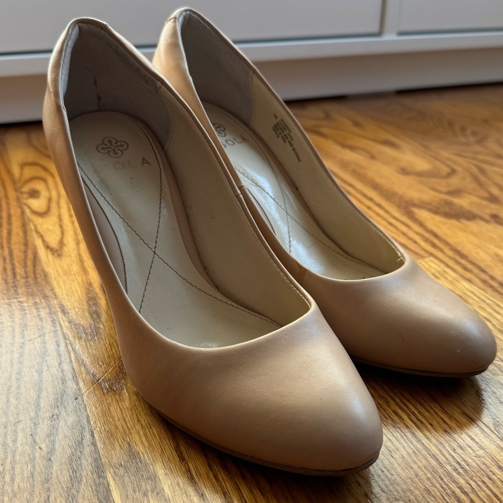 Isola Size 7 Nude Leather Pumps